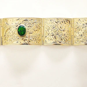 Ručně rytý zlatý náramek se zelenými kameny – smaragdový šperk z dílny Radky Horničkové