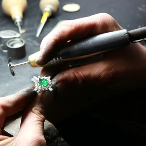 Ruční výroba smaragdového prstenu ve zlatnické dílně Radky Horničkové