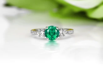 smaragdov&yacute; prst&yacute;nek