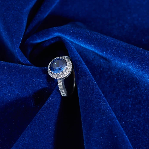 Prsten se safírem na modrém sametu