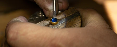 Ručn&iacute; osazov&aacute;n&iacute; modr&eacute;ho saf&iacute;ru do zlat&eacute;ho &scaron;perku ve zlatnick&eacute; d&iacute;lně