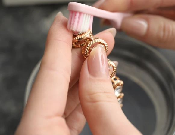 P&eacute;če o zlato a stř&iacute;bro: či&scaron;těn&iacute; a opravy | Zlatnick&aacute; d&iacute;lna Horn&iacute;čkova